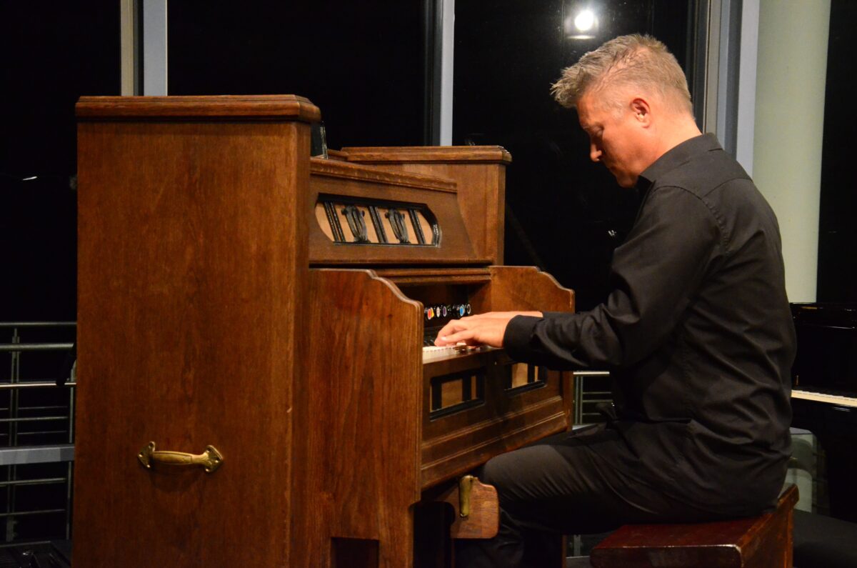 Die Musik Max Reger und seiner Zeitgenossen auf Harmonium, Flügel und Celesta vorgetragen