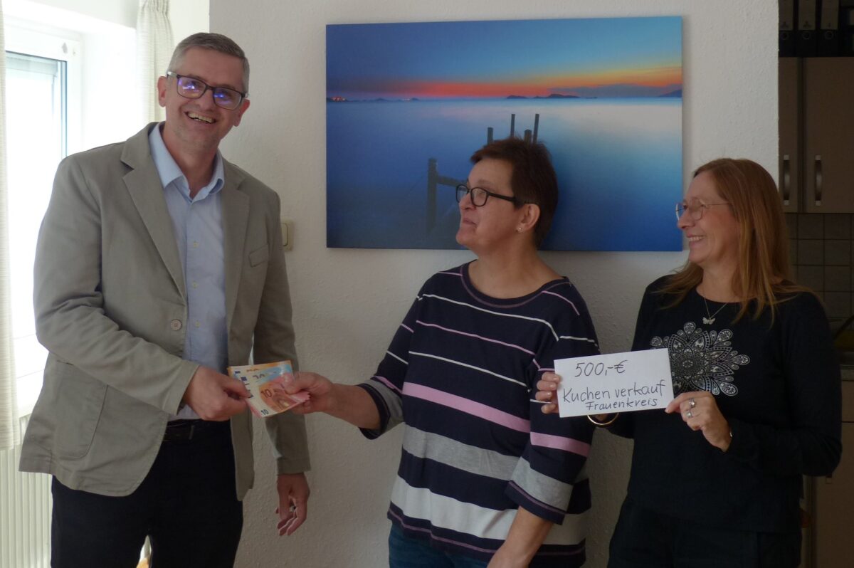 Frauenkreis spendet 500 Euro für die Baukasse der evangelischen Kirchengemeinde