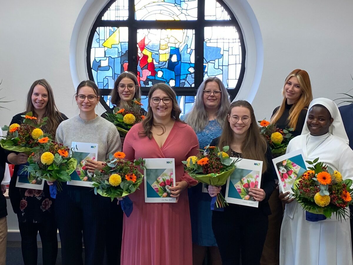 Absolventen der Pflegeausbildung erhalten Staatspreis