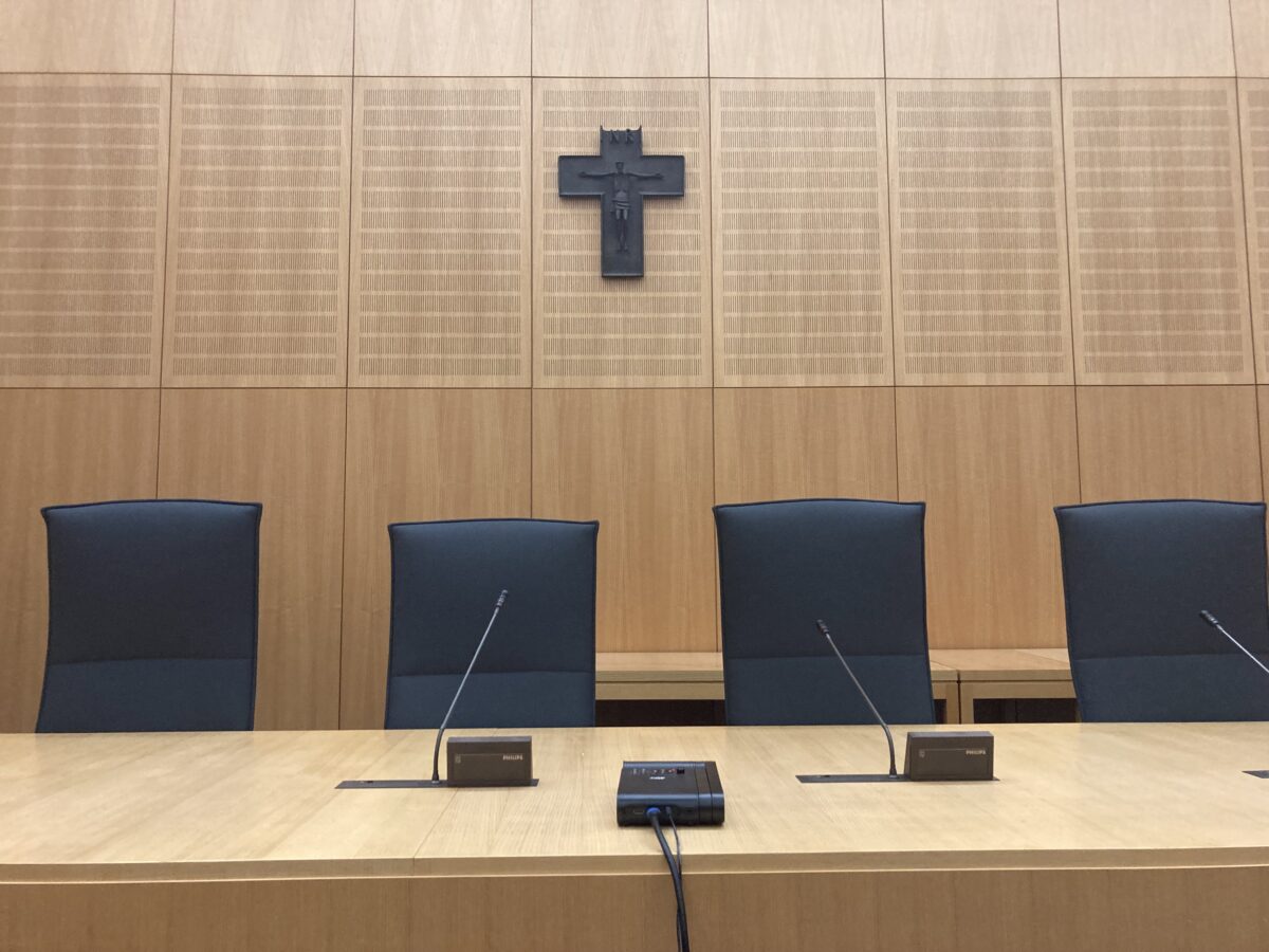 Tödlicher Messerangriff in der Kinderpsychiatrie: 15-Jähriger wegen Mordes angeklagt