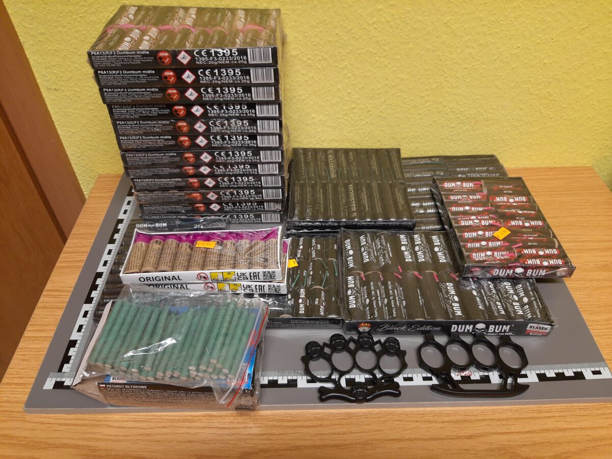 Bundespolizei nimmt 13-jährigen Böller und Schlagringe ab