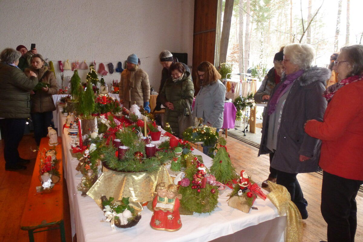 Zwei Weiherhammerinnen stellen Adventsbasar für soziale Zwecke auf die Beine