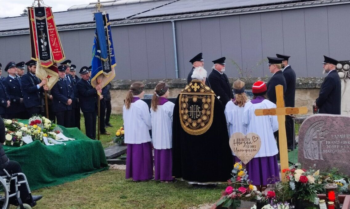 Eine große Trauergemeinde begleitet Josef Lang auf seinen letzten Weg