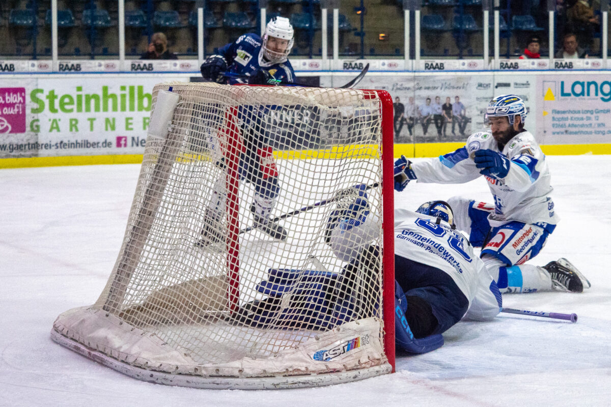 Blue Devils fegen Riessersee vom Eis