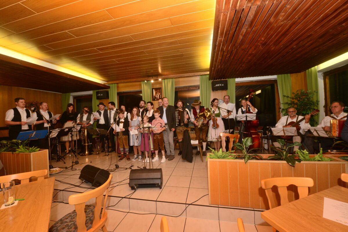 Musikalische und gesangliche Abwechslung bei der Dotschkirwa