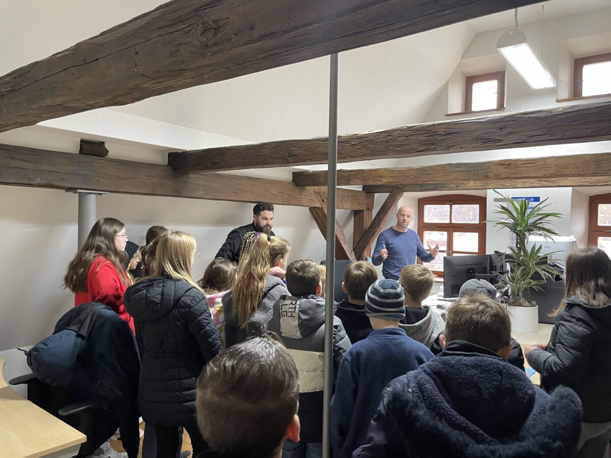 Grundschüler der 4. Klassen auf Tour durch das Rathaus