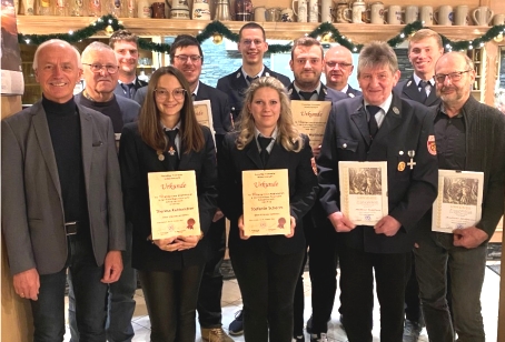 FFW Schwarzenreuth ehrte Mitglieder bei Weihnachtsfeier