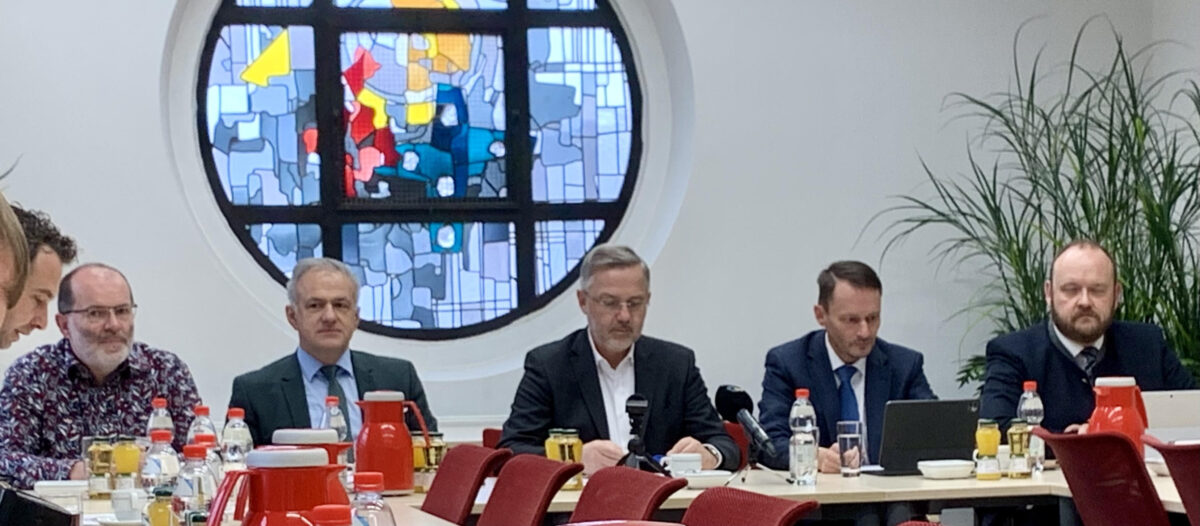 Ernste Mienen (von links): Alfred Scheidler, stellvertretender Landrat von Tirschenreuth, Tirschenreuths Landrat Roland Grillmeier, KNA-Vorstand Michael Hoffmann, OB Jens Meyer und Neustadts Landrat Andreas Meier. Foto: Jürgen Herda