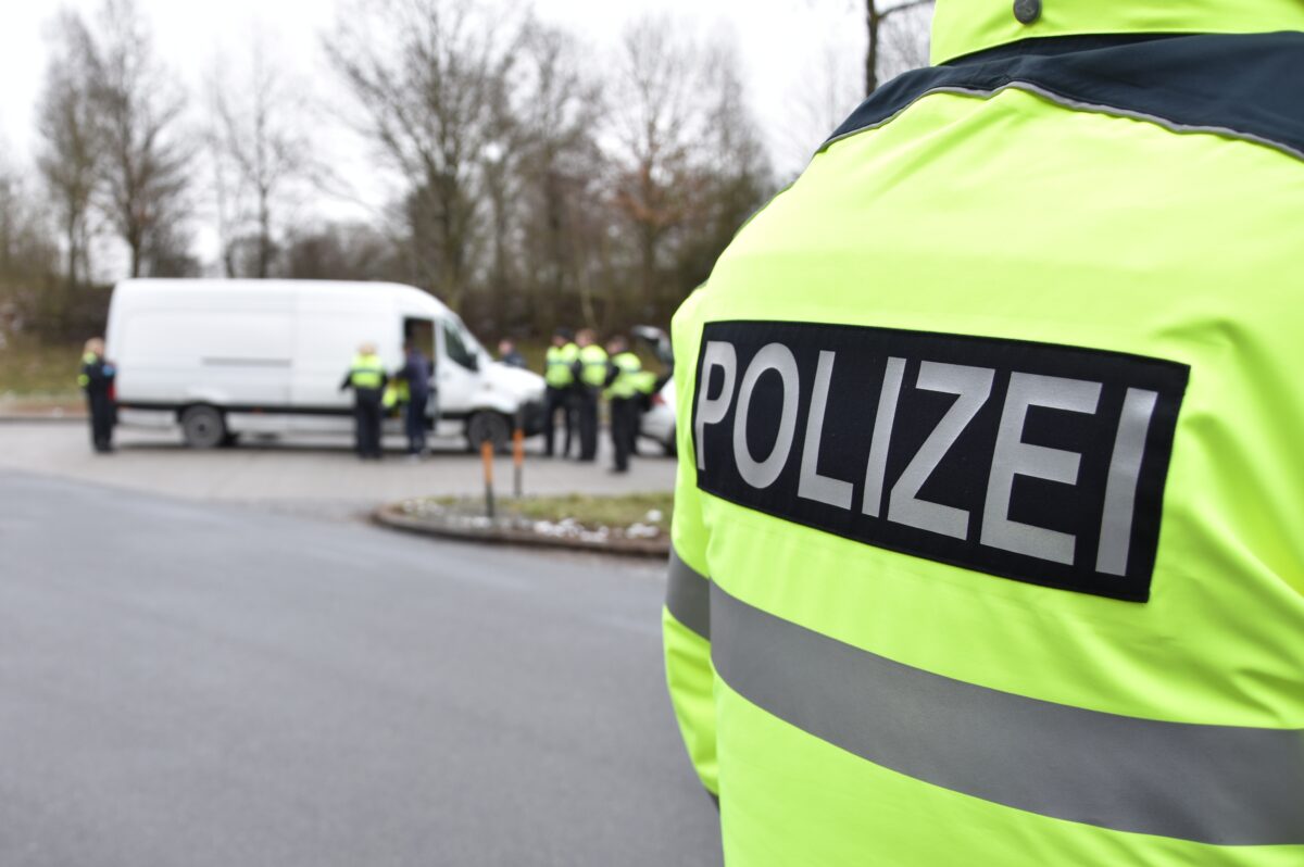 Beamte der Bundespolizei kontrollieren am Grenzübergang. Foto: Bundespolizei