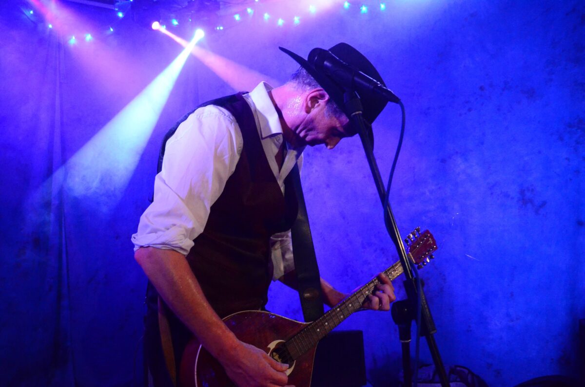 "Folk Noir" auf der Bühne im "Parapluie"