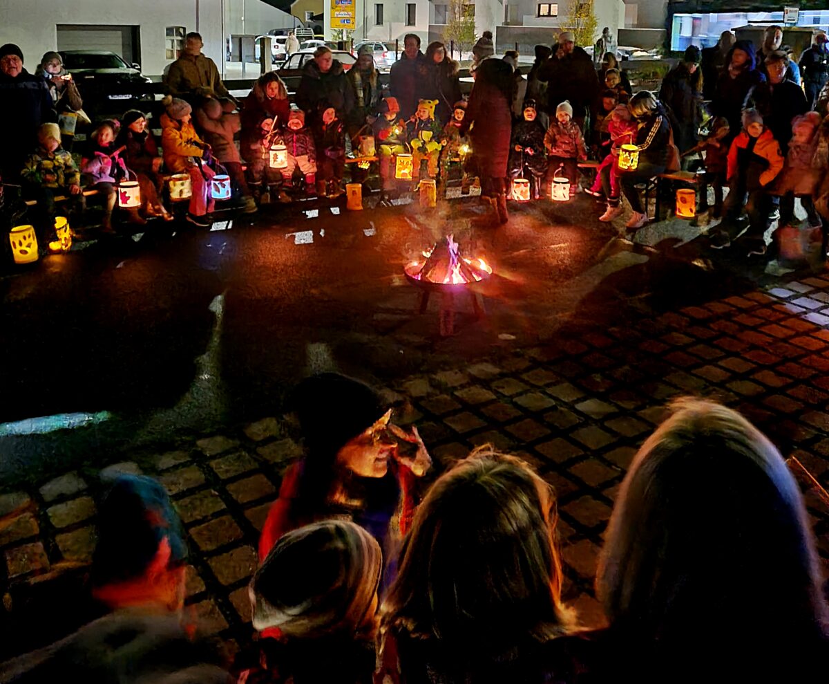 Laternenzug und Martinsfeuer des Kindergarten St. Wolfgang