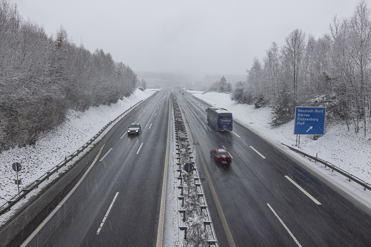 [Update]  Tödlicher Unfall mit Fußgängerin auf A93: Polizei sucht Zeugen