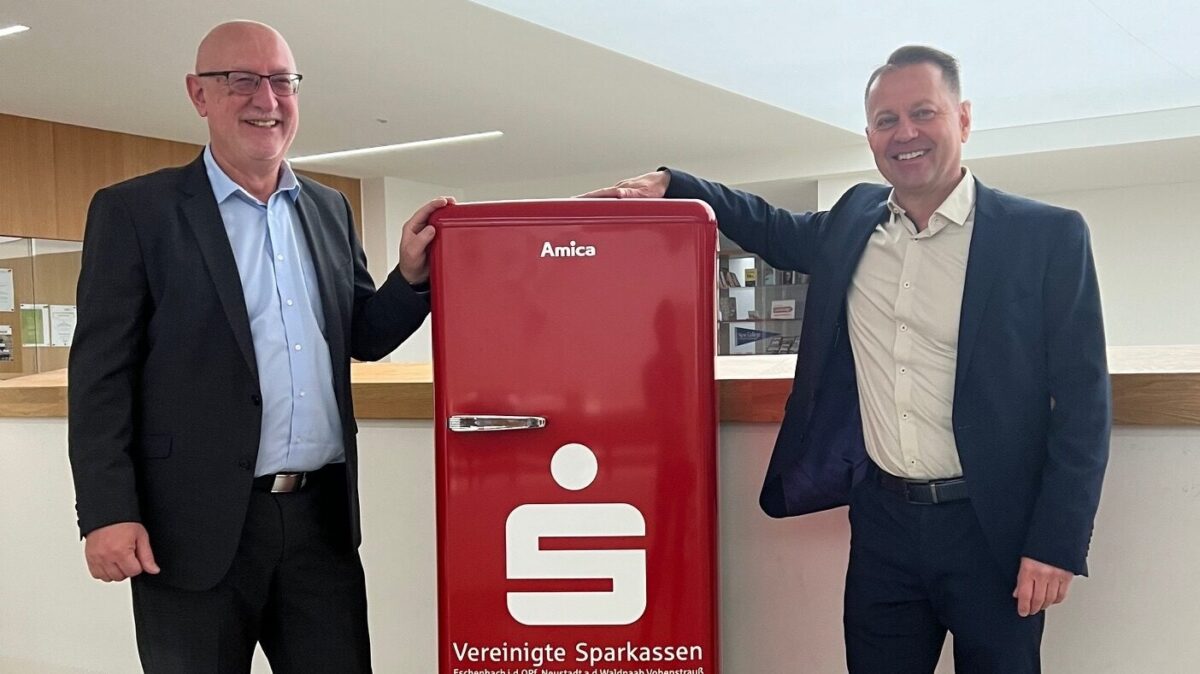 Einfach cool – roter Kühlschrank sorgt künftig für Abkühlung bei Veranstaltungen