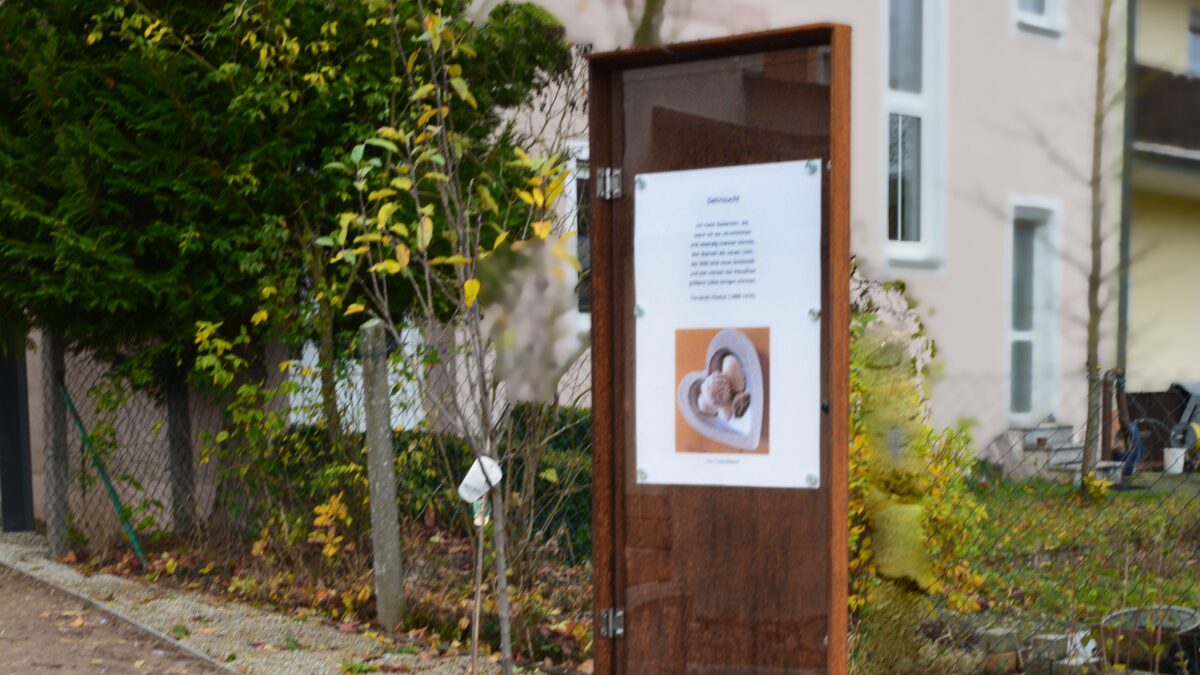 "Innehalter" und "Denk-Mal": Stelen ersetzen Pressather Poesiebretter