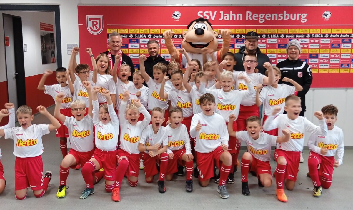 F-Juniorenkicker der SG Parkstein/Altenstadt als Einlaufkinder beim SSV Jahn Regensburg
