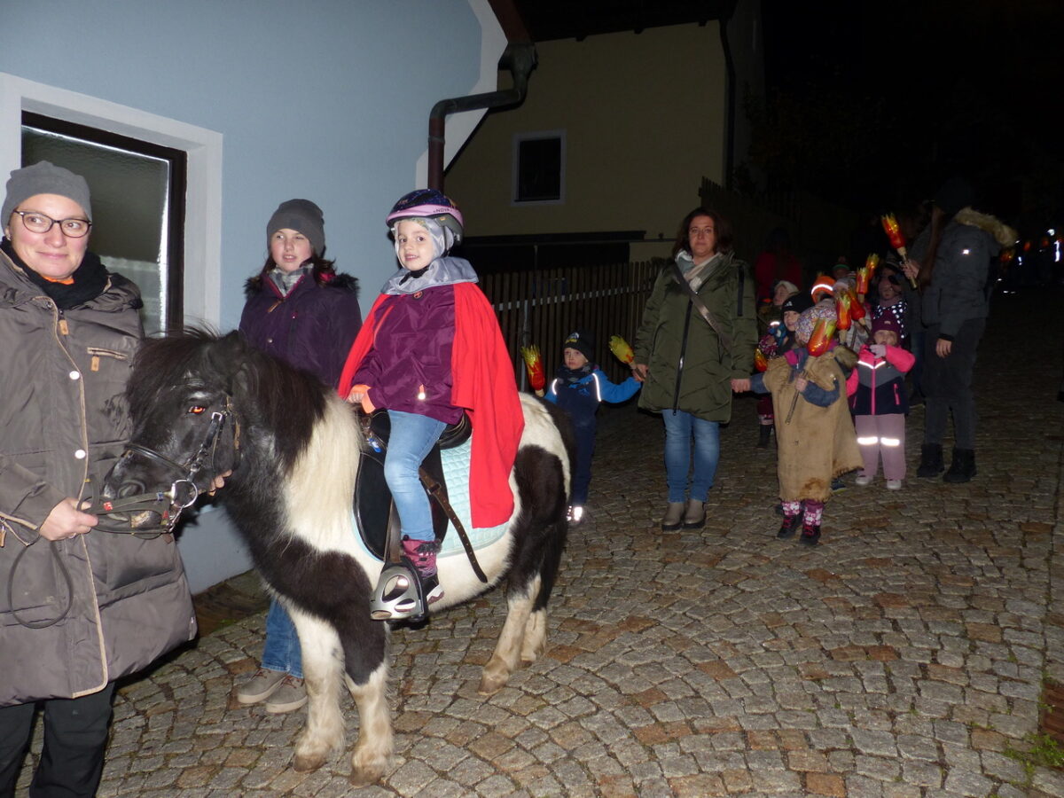 Martinszug in Leuchtenberg: Langer Zug um die Burg