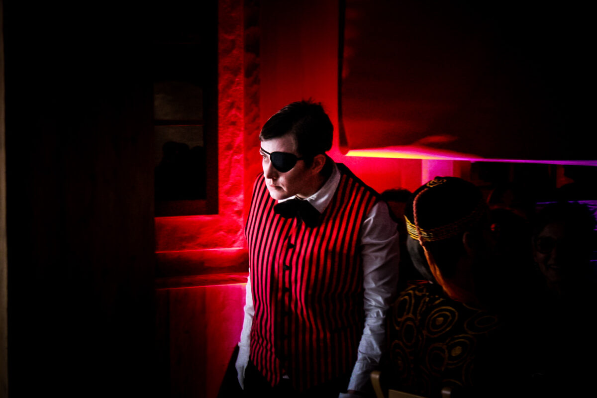 OVIGO Theater serviert Krimi – „Mord im Hause Doubleface“ auf Burg Falkenstein