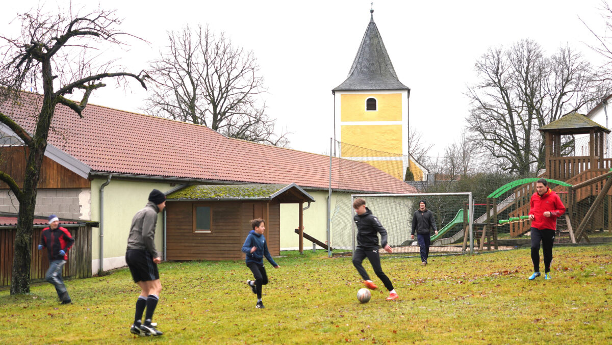 Weihnachts-Fußball im Lennesriether Schulgarten – seit 27 Jahren