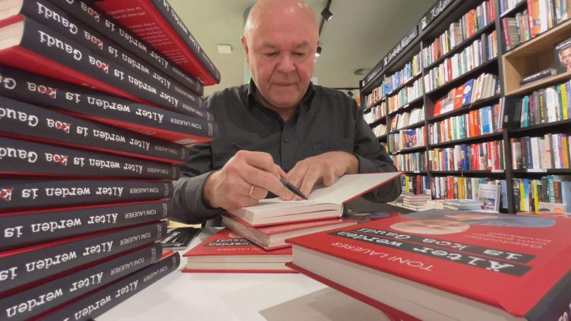 20231211 Toni Lauerer signiert Foto: Harald Rippl