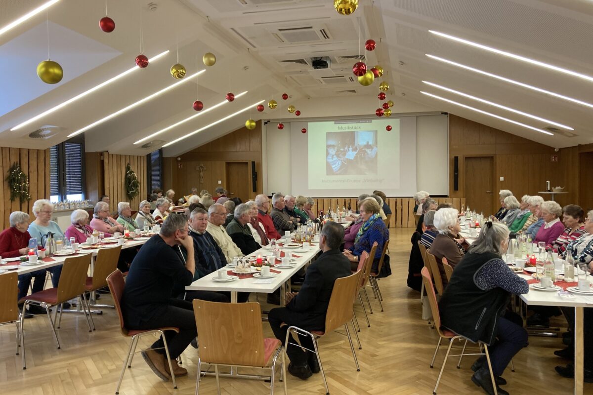 Kinderhaus besucht die Adventsfeier der Senioren im Festsaal