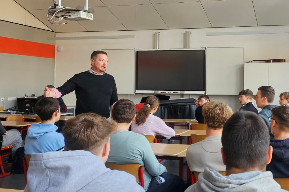 Bundestagsabgeordneter Grötsch diskutiert Europawahlen mit Schulklasse