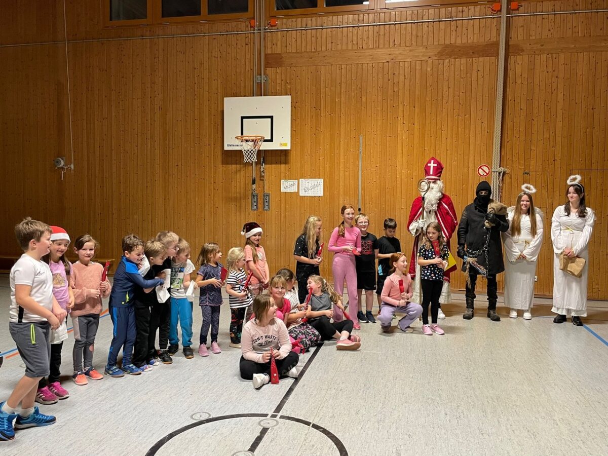 Himmlischer Besuch beim Kinderturnen in Leuchtenberg