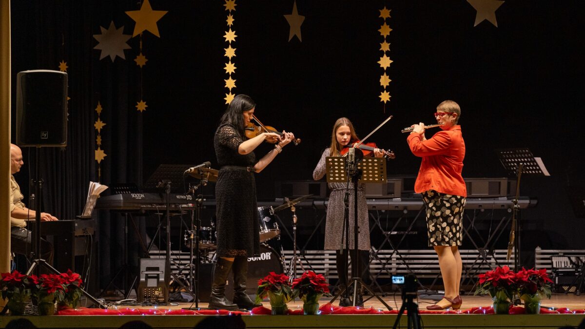 Lobkowitz-Realschule rockt die Turnhalle beim Weihnachtskonzert