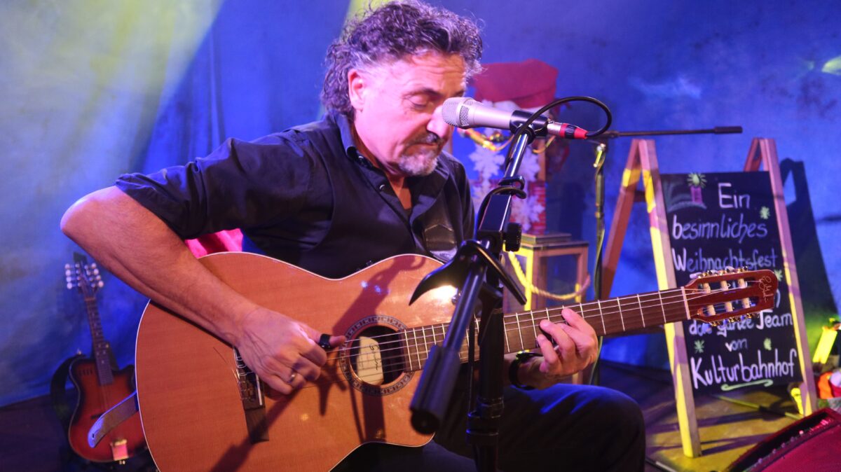 Ein Weihnachtsgeschenk im Parapluie: Richie Necker auf der "Live Stage"