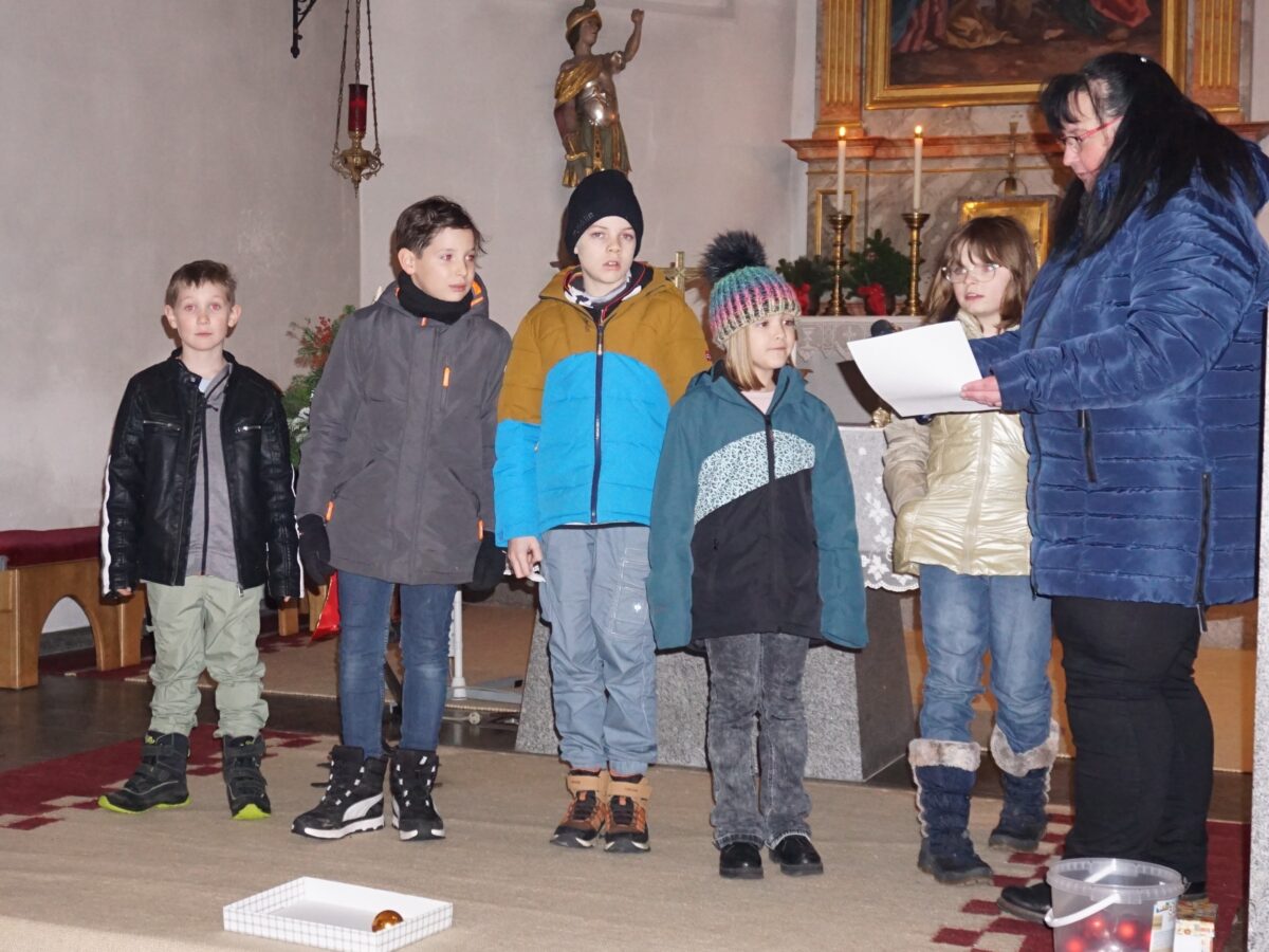Adventsfenster im Kirchhof: Kinder setzen Zeichen für Frieden