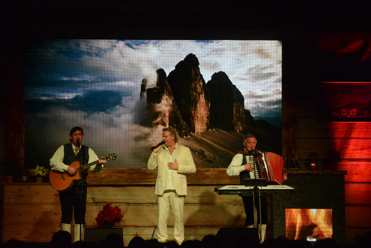 Schunkeln, mitklatschen und genießen – die „Südtiroler Weihnacht“ in Neustadt/WN