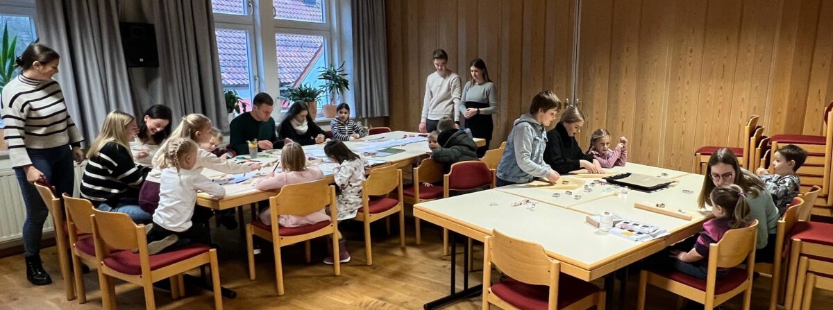 Weihnachtliche Bastelstunde für Kinder in Flossenbürg