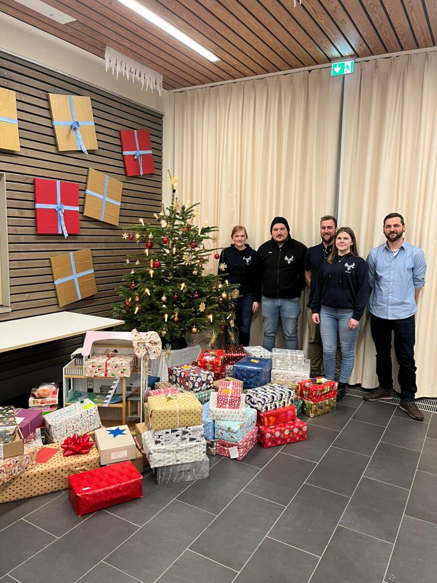 "Kirwaleit" aus Weißenbrunn beschenken Kinderheim