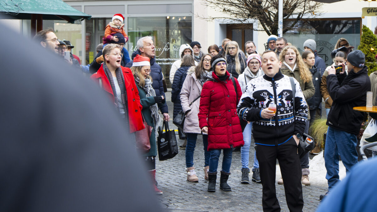All Generations: Flashmob mit einem Weihnachtsmedley