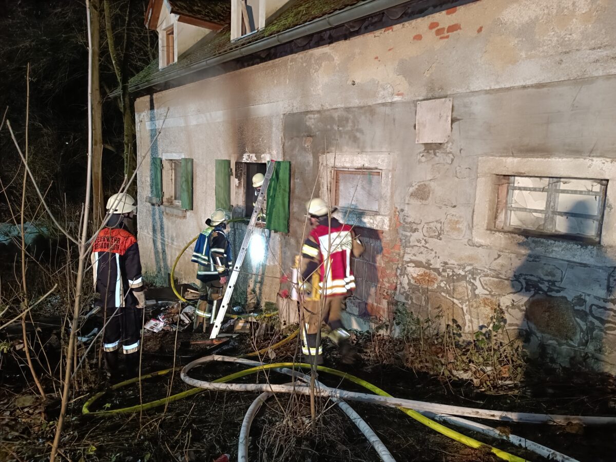 Feuerwehren bringen Brand auf Bauernhof in Großkonreuth schnell unter Kontrolle