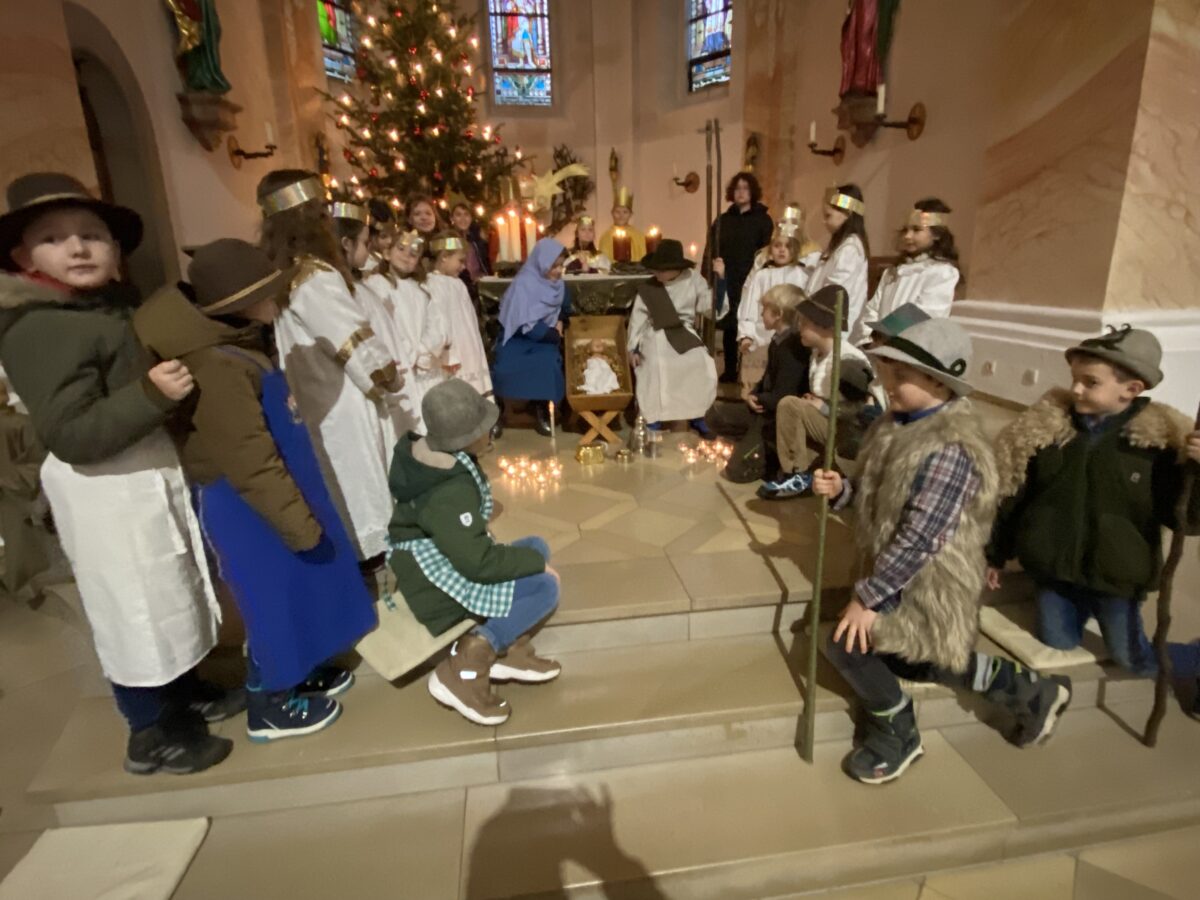 „Wie war das eigentlich damals?“: Kinder spielen Geburt Christi nach