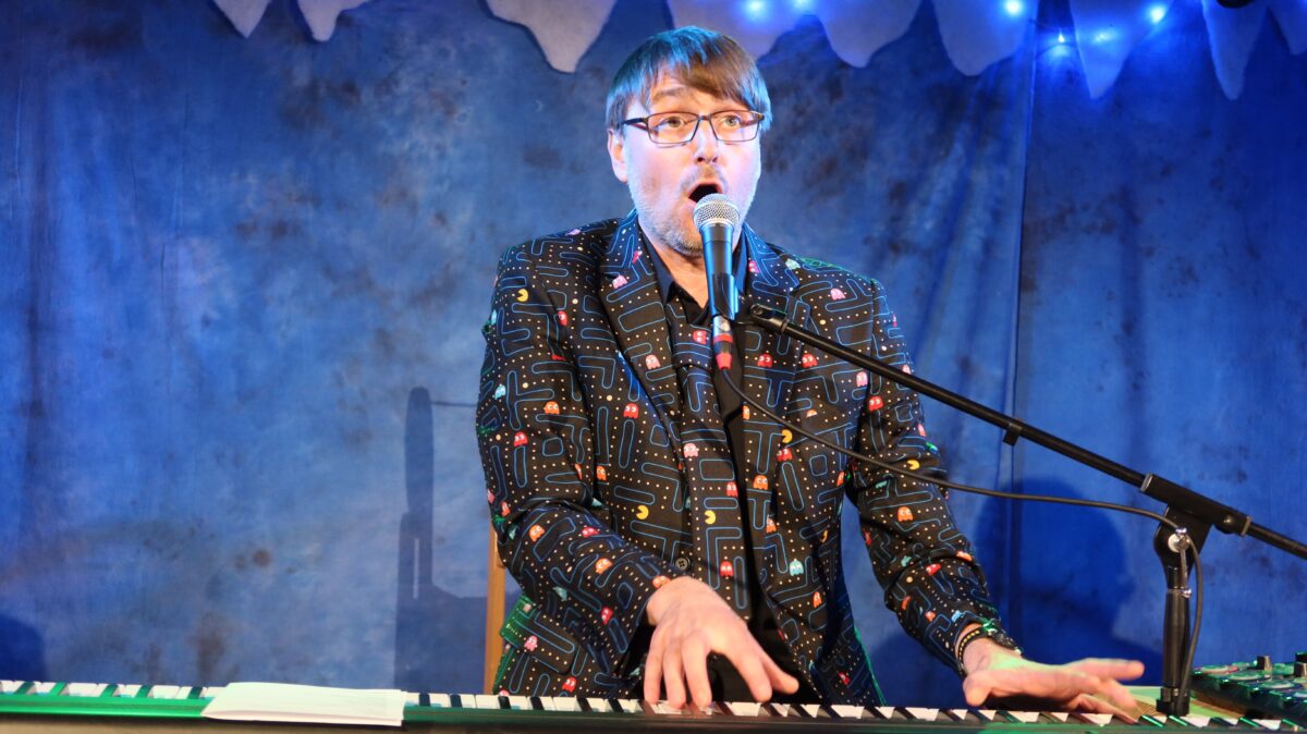 Andy Sauerwein zappelt durchs "Kulturbahnhof"-Programm