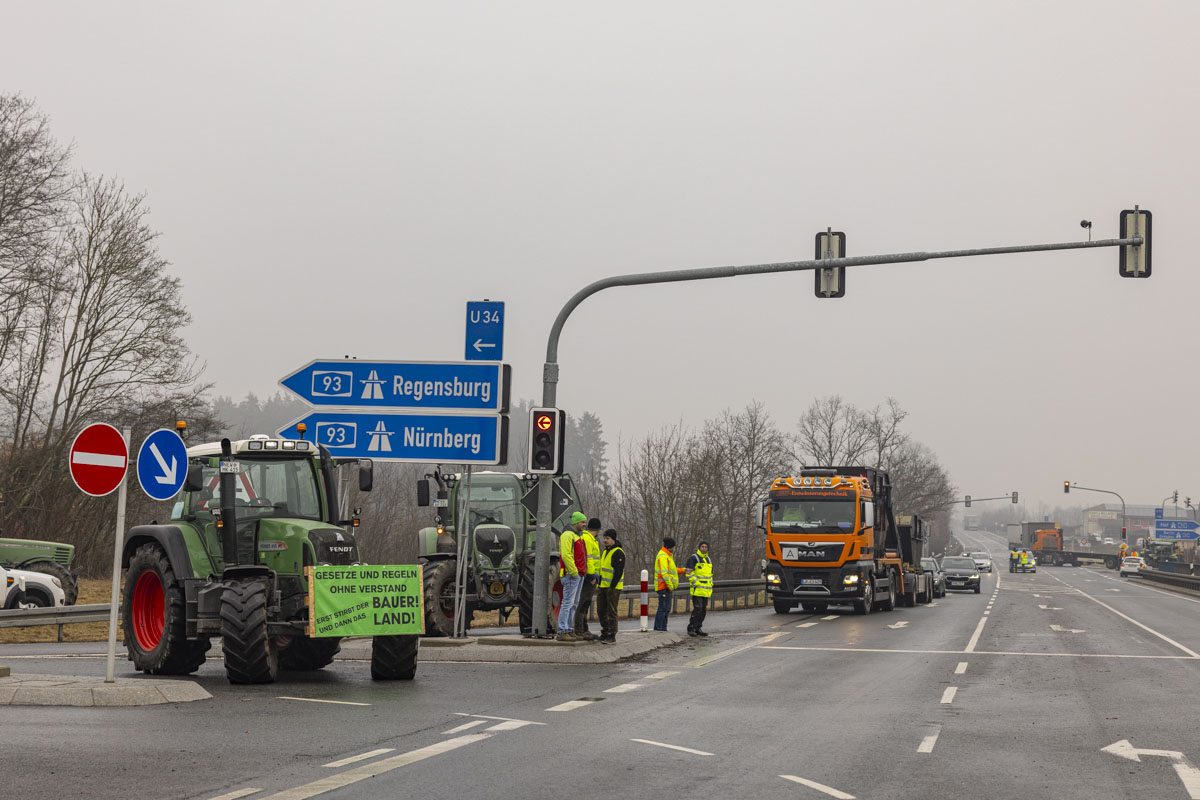 [Update] Bauern sperren auch im Landkreis Neustadt die Autobahnauffahrten