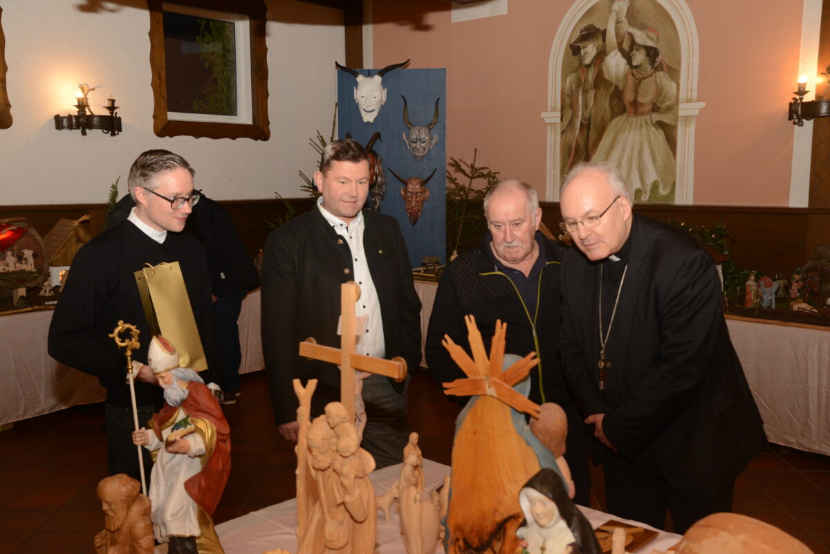 Der Bischof ist begeistert von den Krippen aus Pleystein