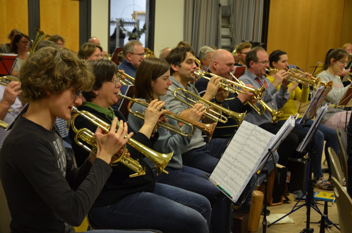 Bezirksposaunenchor Weiden glänzt nach Bläserrüstzeit in Konzertform