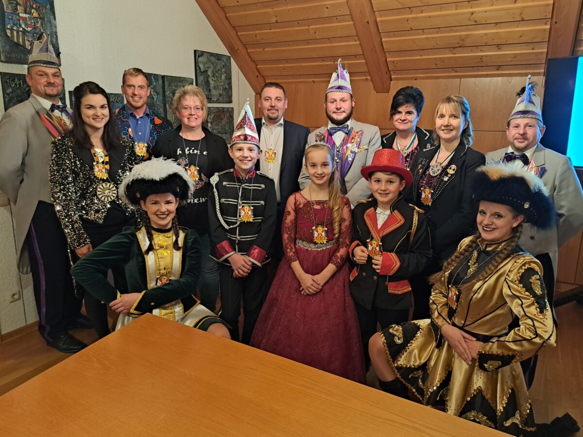 Im Rathaus gastierte eine kleine Delegation des Faschingsvereines Stammtisch Botzersreuth
