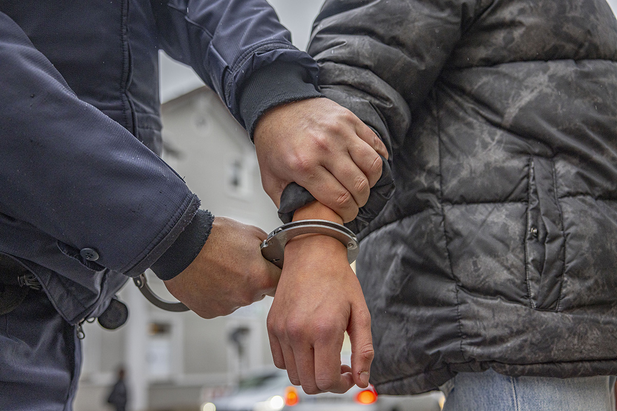 Flüchtiger Dieb nach Sprung in Bach festgenommen