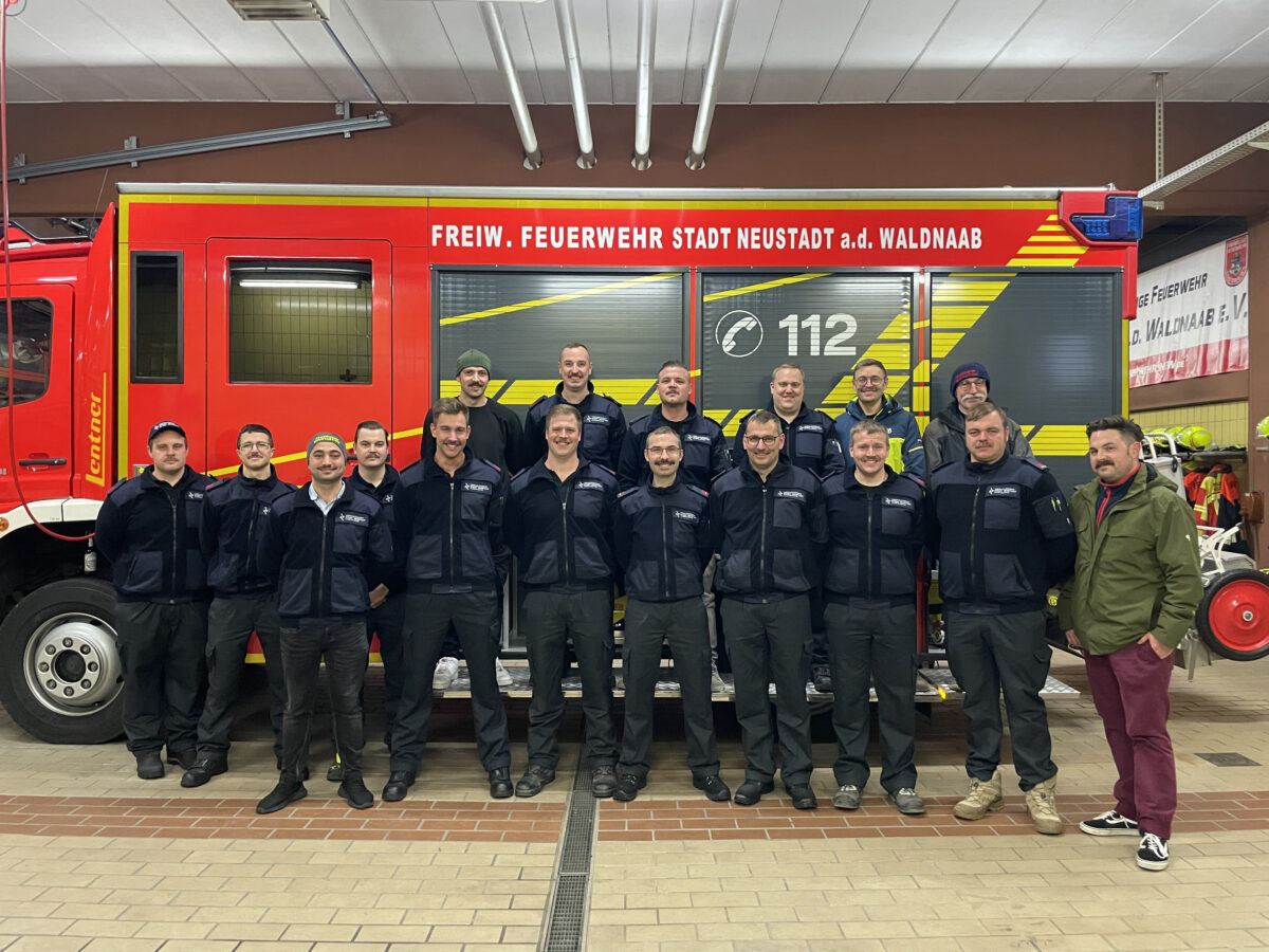 „Bärte bringen Bares“: Feuerwehr Neustadt spendet Schnurrbärte für Kameraden