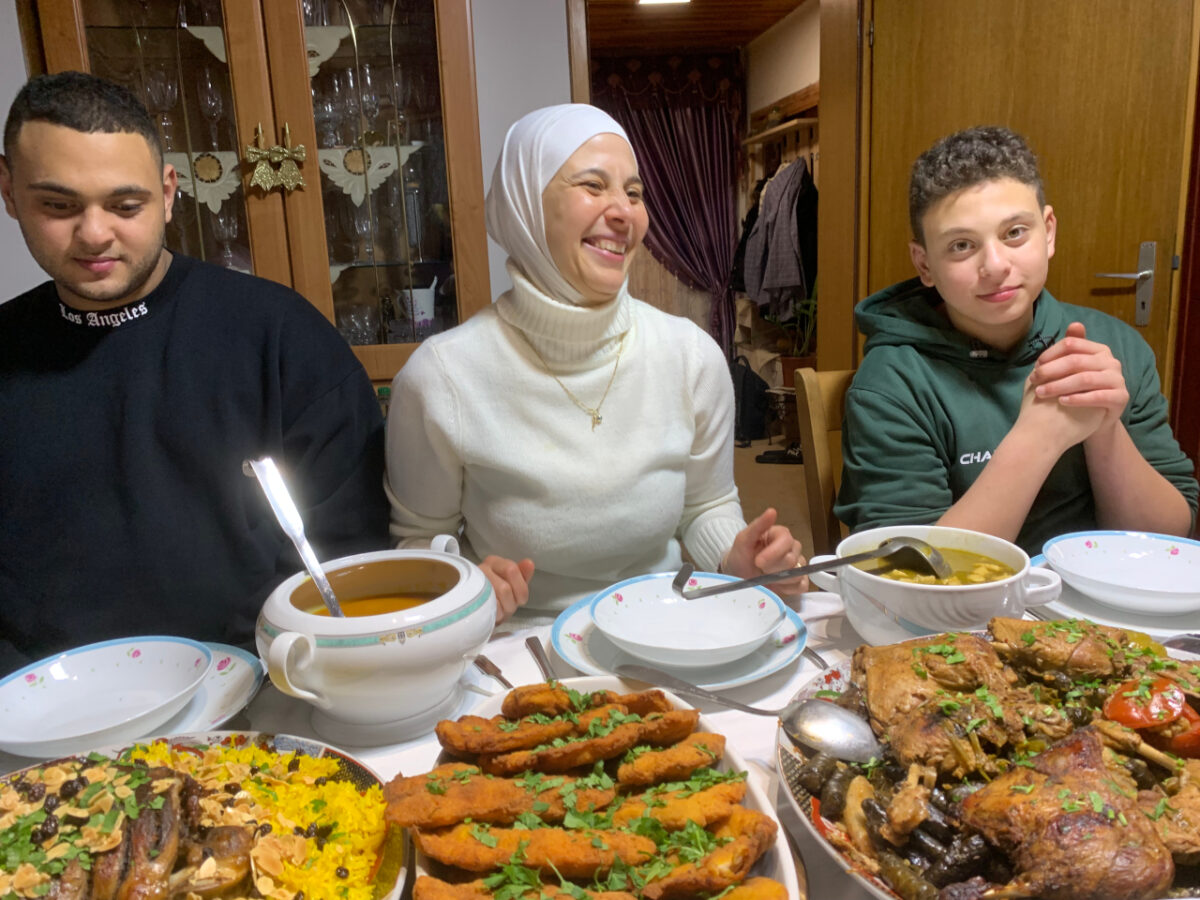 Dinner bei Imam Maher Khedr: Meisterköchin Nermin, islamische Gastfreundschaft und herzlicher Humor