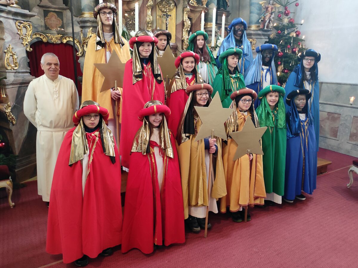 Schlammersdorfer Ministranten ziehen als Sternsinger durch die Pfarrei
