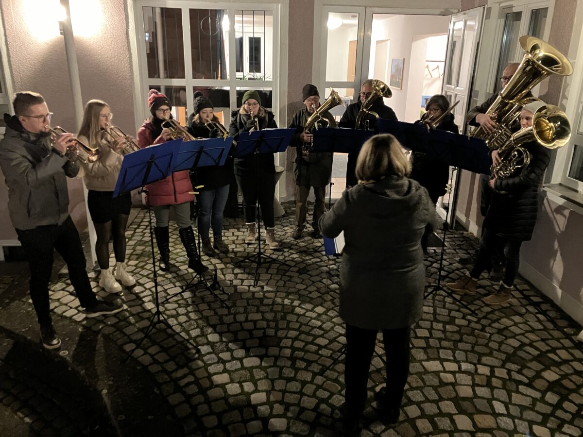 Der evangelische Posaunenchor Kaltenbrunn begrüßt das neue Jahr
