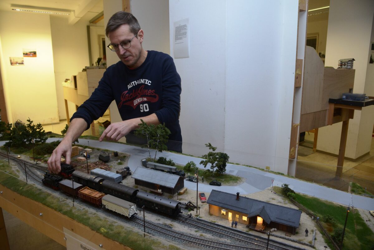 Thomas Sax' detailreiche Miniaturwelt: Eine Zeitreise durch Modellbahnkunst