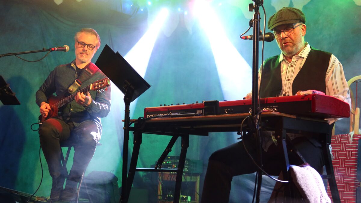 Elvis auf Mainfränkisch: "Rabbit Mountain Buskers" spielen im Parapluie