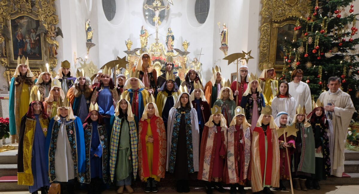 42 Sternsinger ziehen durch Floß