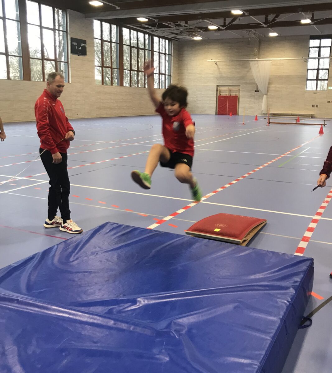 Werfen, Springen, Laufen: 1. Vohenstraußer-Weihnachtshallen-Meeting