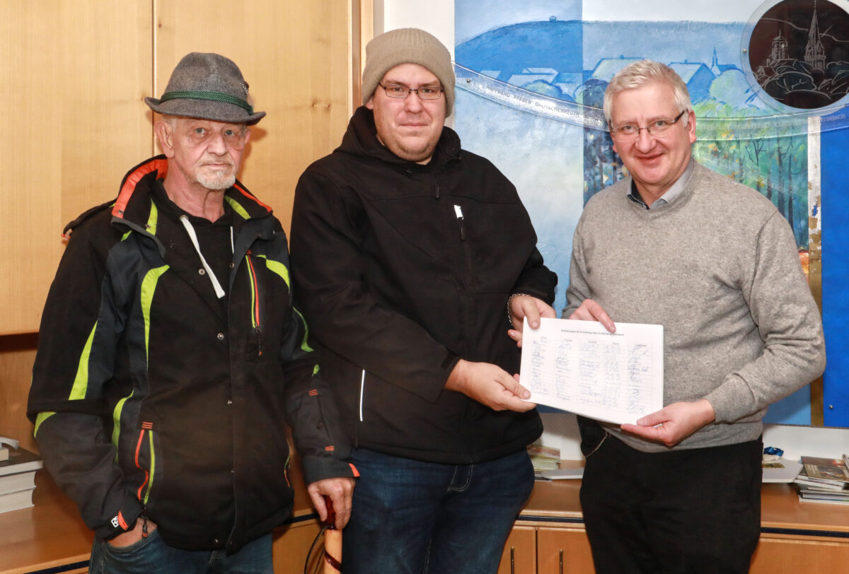 Unterschriftenliste gegen Asylunterkunft in Erbendorf übergeben